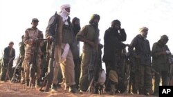 Quatre autres hommes sont visés: Alghabass Ag Intalla, Bilal Ag Acherif, Fahad Ag Almahmoud et Achafagui Ag Bouhada, des chefs de la rébellion touareg qui a repris les armes contre l'Etat malien en 2023. (Photo: Rebelles touareg dans le Nord-Mali (fév. 2012)