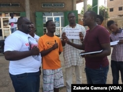 Les signataires d'une pétition contre le loyer cher à Conakry, Guinée, le 20 novembre 2016. (VOA/Zakaria Camara)