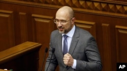 Denys Shmyhal (44 ) berbicara di depan parlemen di Kyiv setelah terpilih sebagai PM baru, Rabu (4/3). 