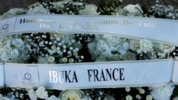 Des fleurs offertes par l'association Ibuka France sont vues lors d'une cérémonie d'hommage à l'occasion du 27e anniversaire du génocide rwandais au Jardin de la Mémoire du parc public du Parc de Choisy à Paris le 7 avril 2021.