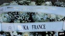 Des fleurs offertes par l'association Ibuka France sont vues lors d'une cérémonie d'hommage à l'occasion du 27e anniversaire du génocide rwandais au Jardin de la Mémoire du parc public du Parc de Choisy à Paris le 7 avril 2021.