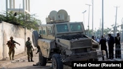 Des soldats de la paix de la Mission de l'Union africaine en Somalie (AMISOM) sur les lieux d'un attentat suicide à Mogadiscio, en Somalie, le 11 novembre 2021.