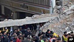 巴基斯坦白沙瓦市中心一座清真寺遭自杀炸弹袭击后救援人员在搜救死难者。（2023年1月30日）
