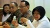 Wali Kota Surabaya Tri Rismaharini menunjukkan contoh ekstrak curcumin dari tanaman obat herbal yang diproduksi Universitas Airlangga (Foto: Petrus Riski-VOA)