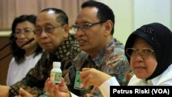 Wali Kota Surabaya Tri Rismaharini menunjukkan contoh ekstrak curcumin dari tanaman obat herbal yang diproduksi Universitas Airlangga (Foto: VOA/Petrus Riski)