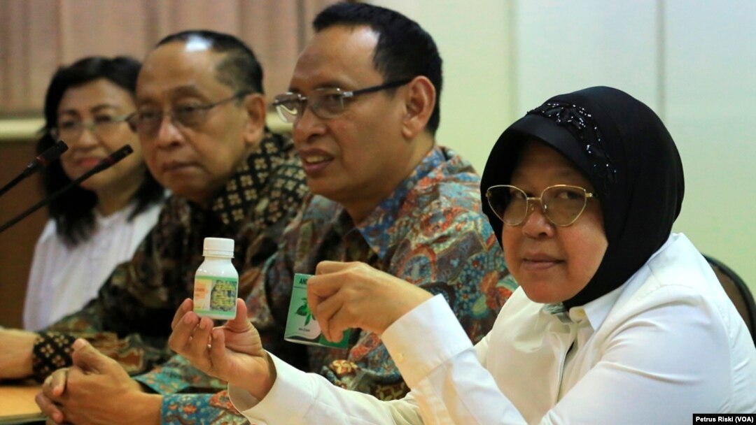 Wali Kota Surabaya Tri Rismaharini menunjukkan contoh ekstrak curcumin dari tanaman obat herbal yang diproduksi Universitas Airlangga (Foto: Petrus Riski-VOA)