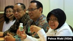 Wali Kota Surabaya Tri Rismaharini menunjukkan contoh ekstrak curcumin dari tanaman obat herbal yang diproduksi Universitas Airlangga (Foto: Petrus Riski-VOA)