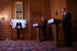 (Soldan sağa) İngiltere Başbakanı Boris Johnson, İngiltere Sağlık Direktörü Chris Whitty ve Oxford aşı projesi uzmanı Dr. Andrew Pollard