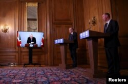 (Soldan sağa) İngiltere Başbakanı Boris Johnson, İngiltere Sağlık Direktörü Chris Whitty ve Oxford aşı projesi uzmanı Dr. Andrew Pollard