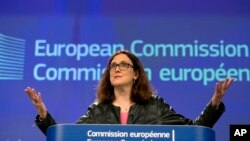 Komisaris Dagang Uni Eropa, Cecilia Malmstroem, dalam konferensi media di markas besar Uni Eropa di Brussels, Rabu, 7 Maret 2018. Uni Eropa akan menetapkan strategi untuk menghadapi tarif baja dan aluminium AS. (AP Photo / Virginia Mayo)