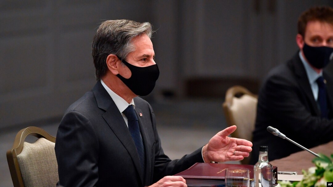 El secretario de Estado de EE.UU., Antony Blinken, usando una mascarilla, , durante conversaciones bilaterales con el ministro de Relaciones Exteriores de Japón, Toshimitsu Motegi, al margen de una reunión del G7 en Londres, el lunes, 3 de mayo de 2021.