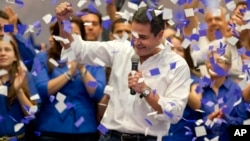 El candidato Juan Orlando Hernández celebra su triunfo en las elecciones presidenciales hondureñas.