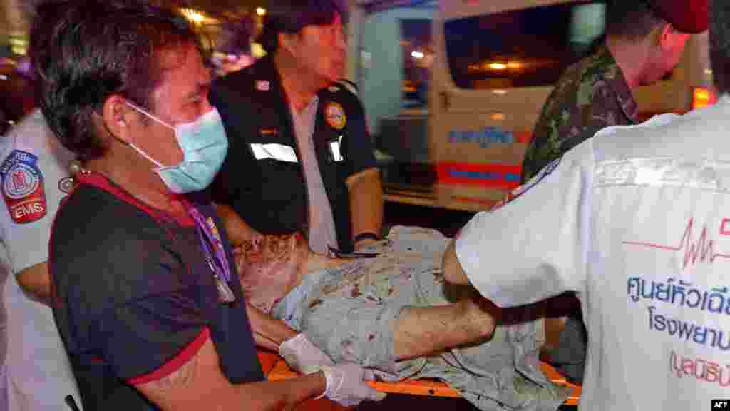 Des secouristes portent une blessée, Bangkok, 17 août 2015