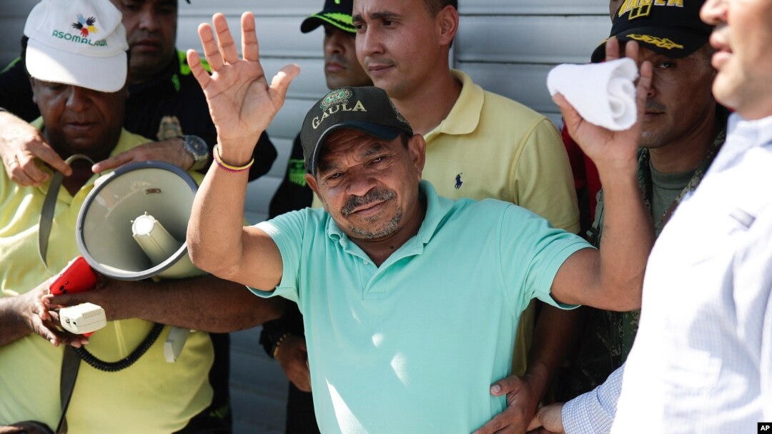 Luis Manuel Díaz saluda a los vecinos afuera de su casa en Barrancas, Colombia, luego de ser liberado por secuestradores el jueves 9 de noviembre de 2023.