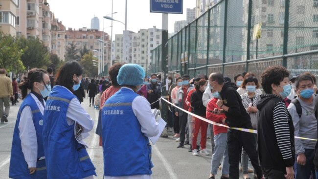 中国山东省青岛市民排队等候进行新冠病毒核酸检测。（2020年10月12日）