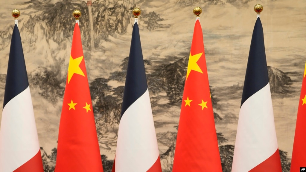 资料照片：法国总统马克龙与中国领导人习近平在北京人民大会堂会晤时的法中两国旗帜。(2023年4月6日)(photo:VOA)