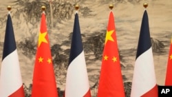 资料照片：法国总统马克龙与中国领导人习近平在北京人民大会堂会晤时的法中两国旗帜。(2023年4月6日)