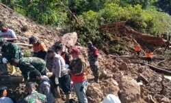 Tim penyelamat yang mencari korban tanah longsor akibat hujan menewaskan sedikitnya tiga orang di dekat pembangkit listrik Batang Toru di Tapanuli Selatan, Sumatera Utara. (Foto: BNPB via AFP)