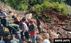 Tim penyelamat yang mencari korban tanah longsor akibat hujan menewaskan sedikitnya tiga orang di dekat pembangkit listrik Batang Toru di Tapanuli Selatan, Sumatera Utara. (Foto: BNPB via AFP)