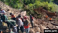 Tim penyelamat yang mencari korban tanah longsor akibat hujan menewaskan sedikitnya tiga orang di dekat pembangkit listrik Batang Toru di Tapanuli Selatan, Sumatera Utara. (Foto: BNPB via AFP)