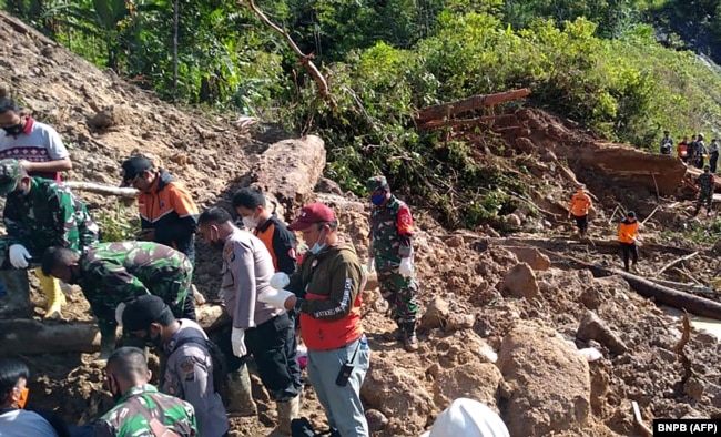 Tim penyelamat yang mencari korban tanah longsor akibat hujan menewaskan sedikitnya tiga orang di dekat pembangkit listrik Batang Toru di Tapanuli Selatan, Sumatera Utara. (Foto: BNPB via AFP)