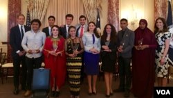 Kesepuluh anak muda penerima Global Emerging Youth Leaders Award 2016 (VOA/Eva).