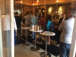 Para pelanggan antre di Falafel, Inc., sebuah restoran yang menyumbang sebagian keuntungan untuk ke PBB untuk membantu bantuan makanan bagi pengungsi. (Foto: Falafel, Inc. Facebook page)