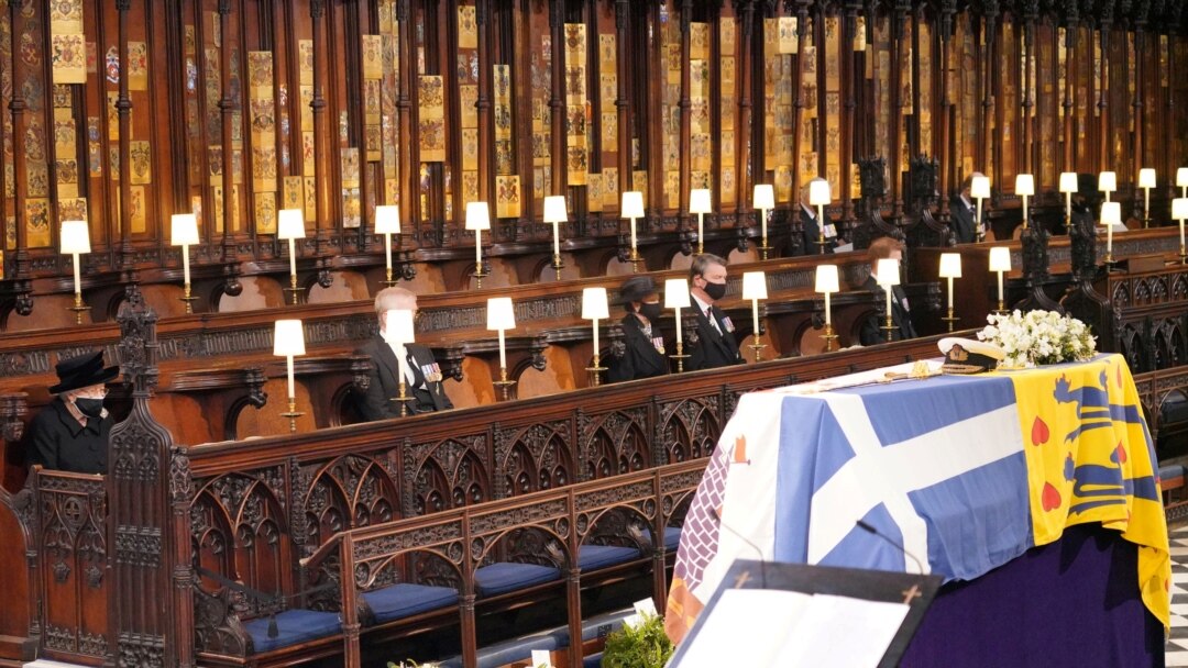 Ratu Inggris Elizabeth II memandangi peti jenazah suaminya, Pangeran Philip, saat upacara pemakaman di Kapel St. George, di Windsor, Inggris, Sabtu, 17 April 2021. (Foto: Jonathan Brady/Pool via Reuters)