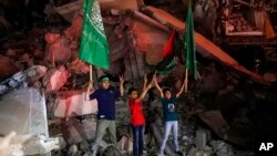 巴勒斯坦儿童在加沙地带的废墟上庆祝胜利（2021年5月21日）
