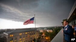 Vista de la tormenta que afectó el norte de Virginia y Maryland, desde un balcón del Departamento de Estado, en Washington.