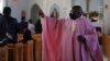 Le père Athanasius Abanulo, originaire du Nigeria, salue ses paroissiens après la messe du dimanche 12 décembre 2021, à l'église catholique Immaculate Conception de Wedowee, en Alabama. 