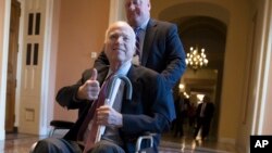 Senator John McCain meninggalkan ruangan seusai rapat pembaruan pajak di Capitol Hill, Washington, 1 Desember 2017. (Foto: AP/dok)
