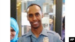 En esta imagen de mayo de 2016 proporcionada por la ciudad de Minneapolis, el oficial de policía Mohamed Noor posa para una fotografía en un evento comunitario donde le dan la bienvenida al Departamento de Policía.
