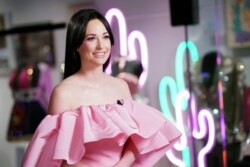 Penyanyi country Kacey Musgraves berpose di depan pameran barunya di Country Music Hall of Fame and Museum di Nashville, Tennessee, 1 Juli 2019. (Foto: AP)