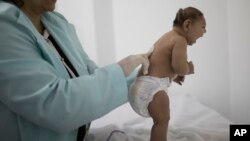 Zika mikrosefaliya bilan bog’liq ko’riladi. Bunda chaqaloqlar kichik miya bilan tug’iladi va rivojlanishdan orqada qoladi.