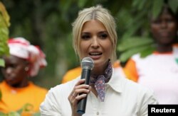 រូបឯកសារ៖ លោក​ស្រី Ivanka Trump ថ្លែង​ទៅ​កាន់​ស្ត្រី​សហគ្រិន​ នៅ​ឯ​ចម្ការ​ផលិត​កាហ្វេ​ ក្នុង​ទីក្រុង​ Adzope ប្រទេស​កូតឌីវ័រ។