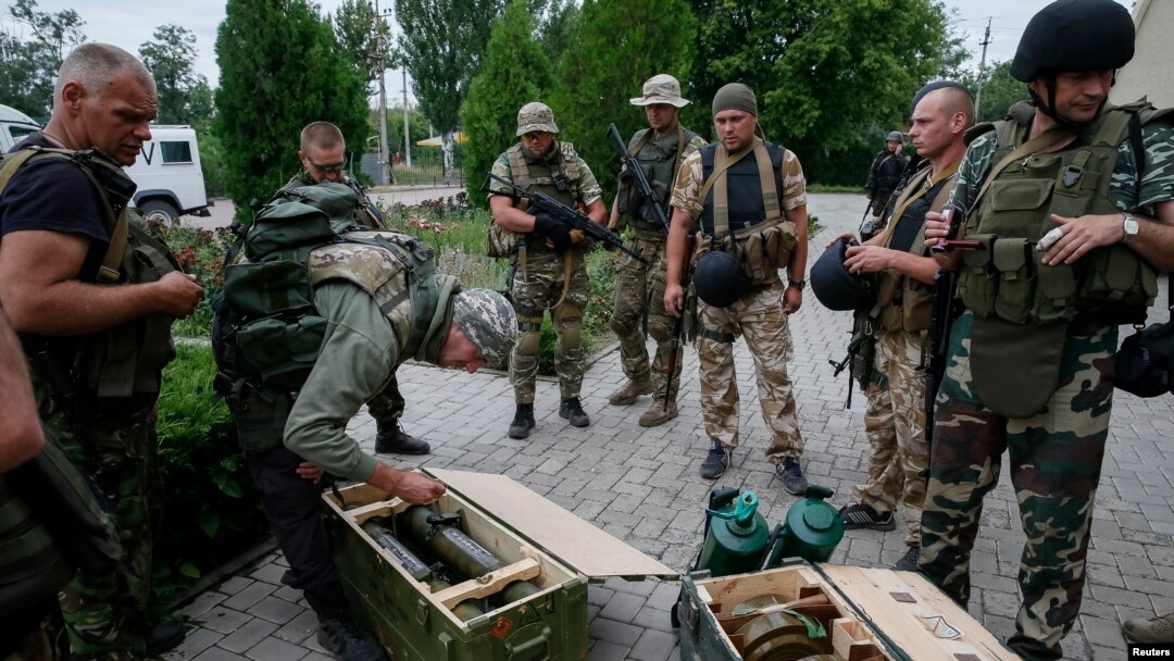 Nacionalna garda i ukrajinski vojnici vrše inspekciju oružja zaplenjenog od pobunjenika u Slavjansku, 6. juli, 2014. 