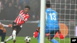 Malik Tillman (izquierda) anota el segundo gol del PSV Eindhoven en la victoria 4-0 ante Girona en la Liga de Campeones, el martes 5 de noviembre de 2024, en Eindhoven, Holanda.