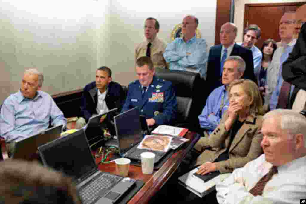 Presiden AS Barack Obama dan Wakil Perdana Menteri Joe Biden, beserta seluruh anggota tim keamanan nasional, termasuk menteri luar negeri saat itu, Hillary Rodham Clinton, menerima perkembangan terbaru dari misi perburuan Osama bin Laden di Gedung Putih, 1 Mei 2011. (Foto resmi Gedung Putih oleh Pete Souza)