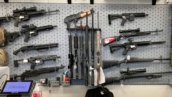 Sejumlah senjata api dijajakan di toko senjata di Salem, Oregon, 19 Februari 2021. (Foto: AP)