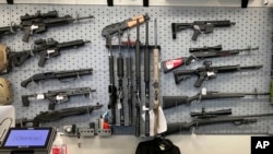 Puške u prodavnici oružja u Sejlemu u Oregonu, 19. februara 2021. (Foto: AP/Andrew Selsky)
