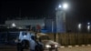 一辆以色列军车行驶在被以色列占领的约旦河西岸拉马拉与贝图西亚之间的奥弗军事监狱外.(2023年11月30日)