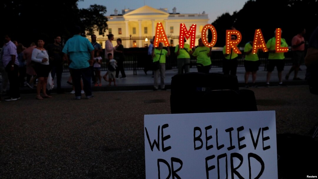 Demonstranti grupe #KremlinAnnex istakli su transparent - "Verujemo dr Ford" - 66. uzastopnog dana demonstracija ispred Bele kuće. 