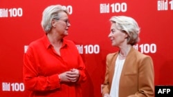 Rais wa Tume ya Ulaya Ursula von der Leyen (kulia) akiwa katika picha ya pamoja na mhariri mkuu wa BILD Marion Horn kwenye hafla ya BILD100 ya kikundi cha uchapishaji cha Axel Springer huko Berlin, Ujerumani, Septemba 14, 2023.
