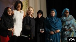 La primera dama, Michelle Obama y la secretaria de Estado, Hillary Clinton, reconocen los aportes de las mujeres en diferentes partes del mundo.