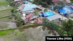 Situasi desa Kayuangin dilihat dari udara yang memperlihatkan salah satu rumah yang roboh akibat gempa bumi. Jumat (28/1/2021). (Foto: VOA/Yoanes Litha)