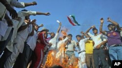 Supporters of India's yoga guru Swami Ramdev shout anti-government slogans as they burn an effigy of Indian Prime Minister Manmohan Singh outside the ashram, a spiritual retreat, of Ramdev in the northern Indian town of Haridwar, June 10, 2011