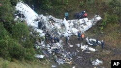 Rescue workers search for survivors at he wreckage of a chartered airplane that crashed in La Union, a mountainous area outside Medellin, Colombia, Nov. 29, 2016. 