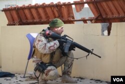 Iraqi soldiers guard the east alongside the Tigris River as IS militants continue to send mortars and sniper fire across in Mosul, Iraq, Jan. 30, 2017. (H. Murdock/VOA)