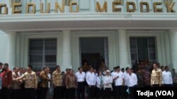 Presiden Jokowi bersama rombongan meninjau Gedung Merdeka, Bandung, 16 April 2015 (Foto: VOA/Tedja)